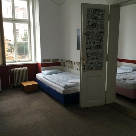 Charles Square Hostel Прага Номер фото