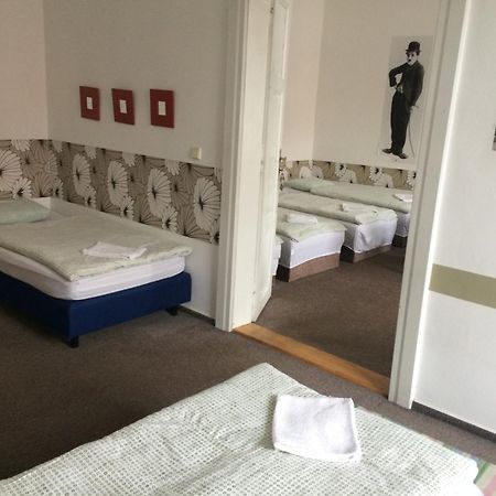 Charles Square Hostel Прага Номер фото
