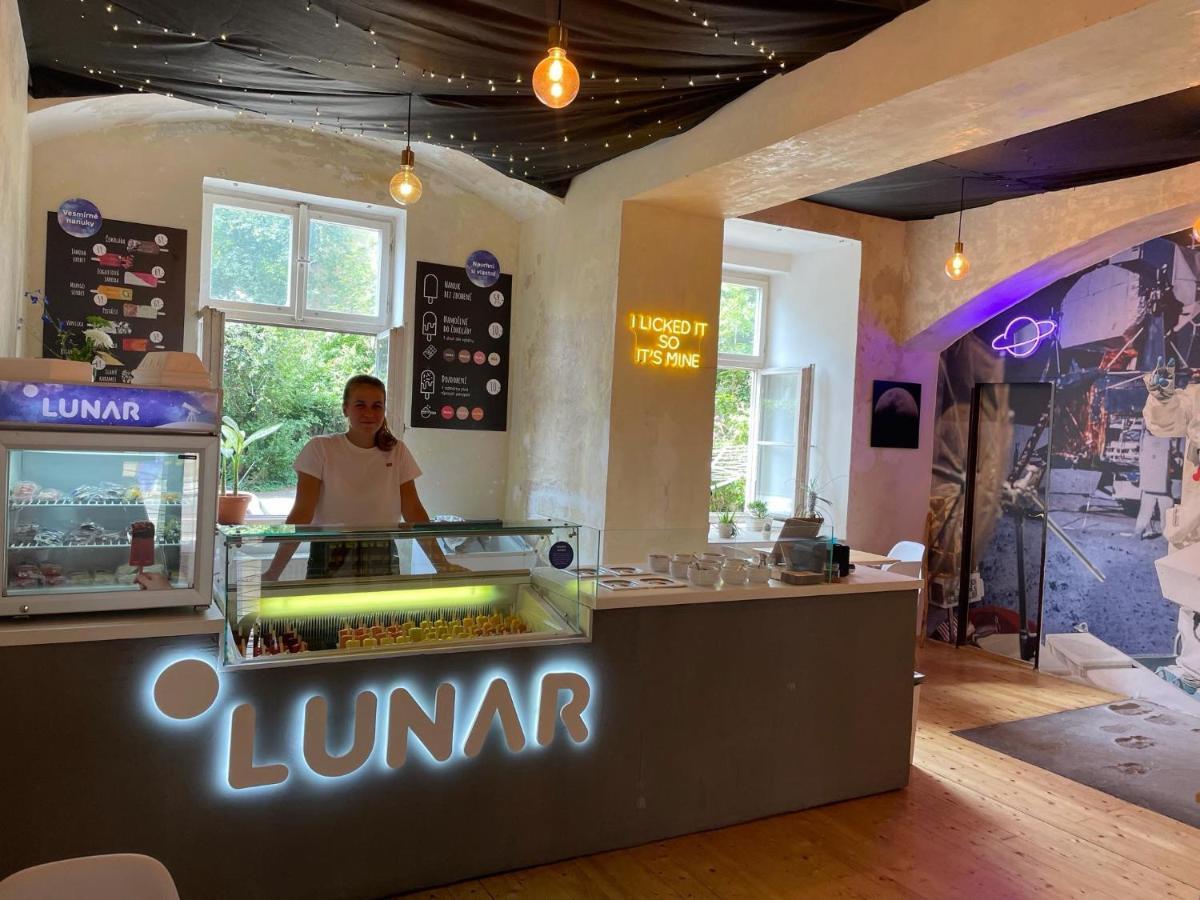 Charles Square Hostel Прага Экстерьер фото