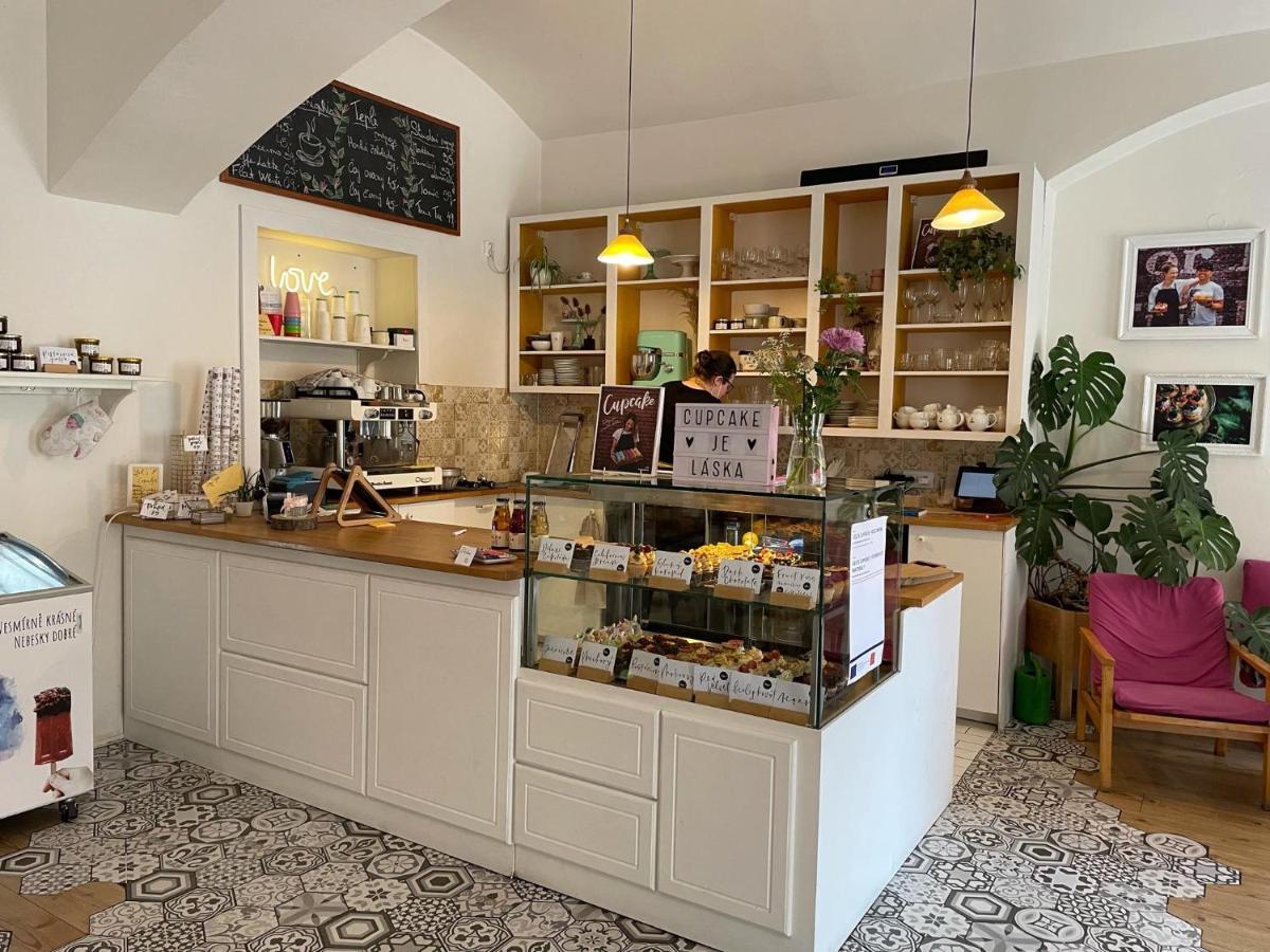 Charles Square Hostel Прага Экстерьер фото