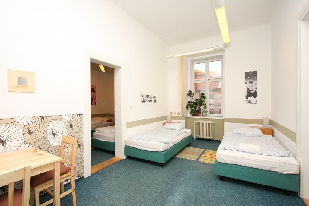 Charles Square Hostel Прага Экстерьер фото