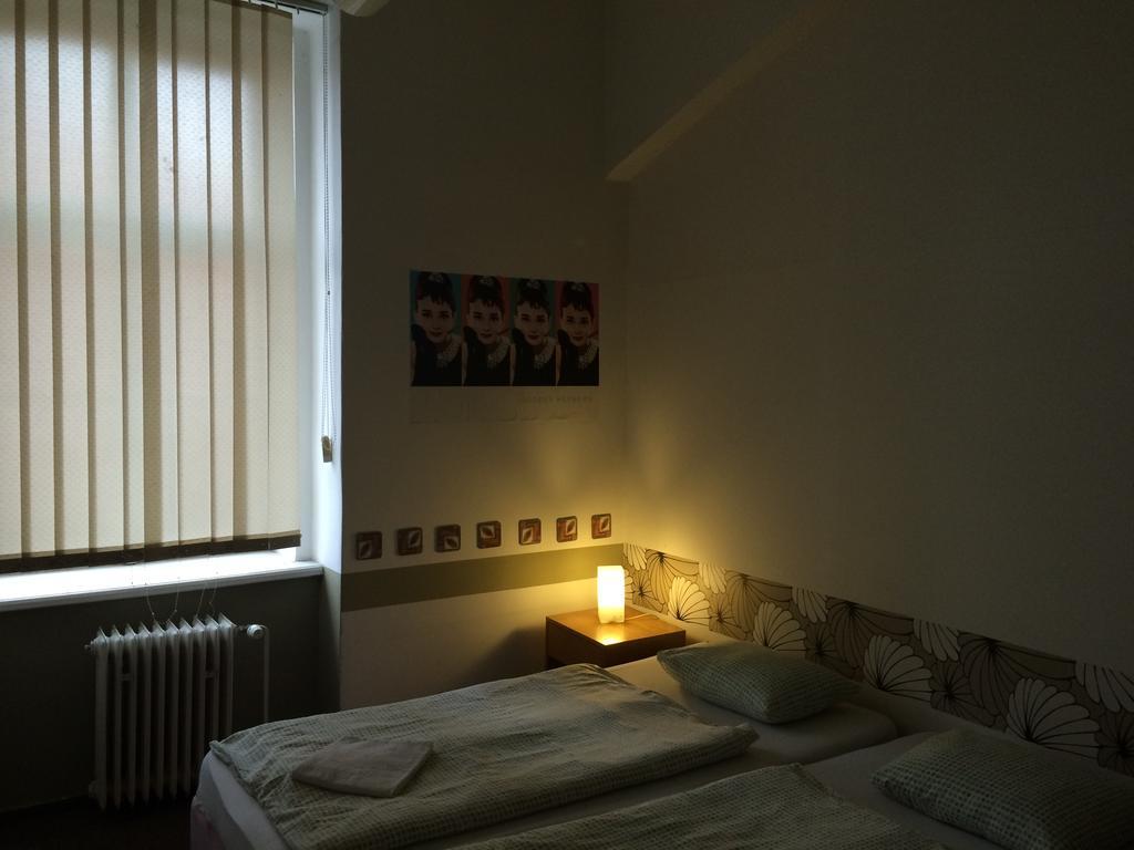 Charles Square Hostel Прага Экстерьер фото