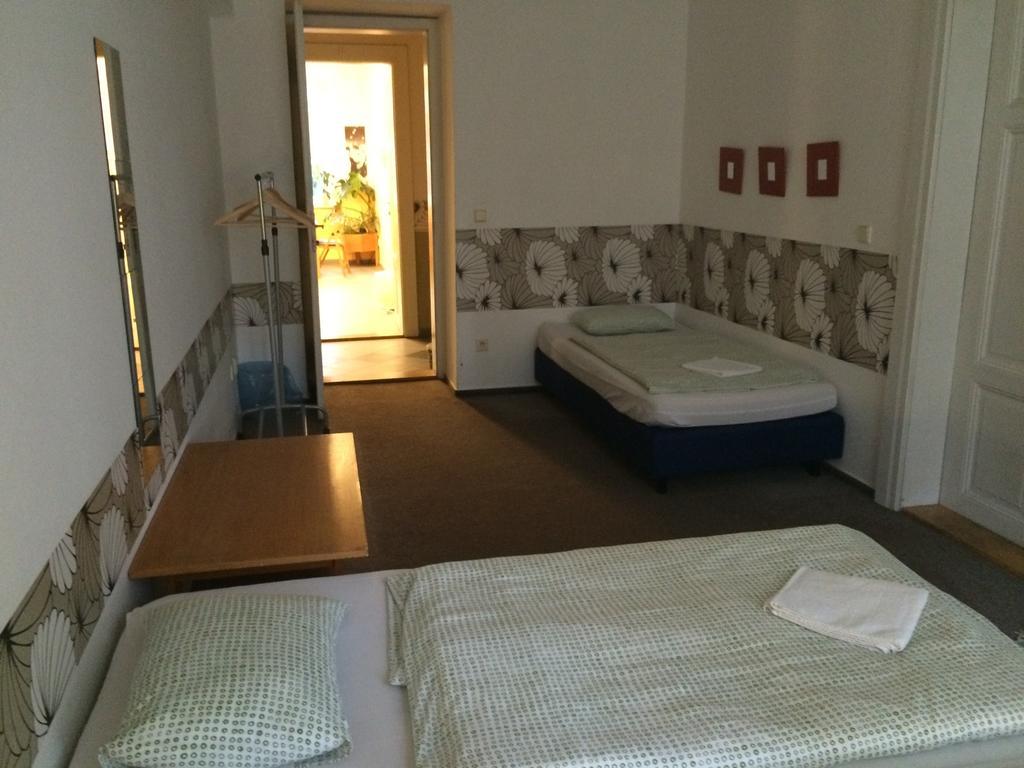 Charles Square Hostel Прага Экстерьер фото