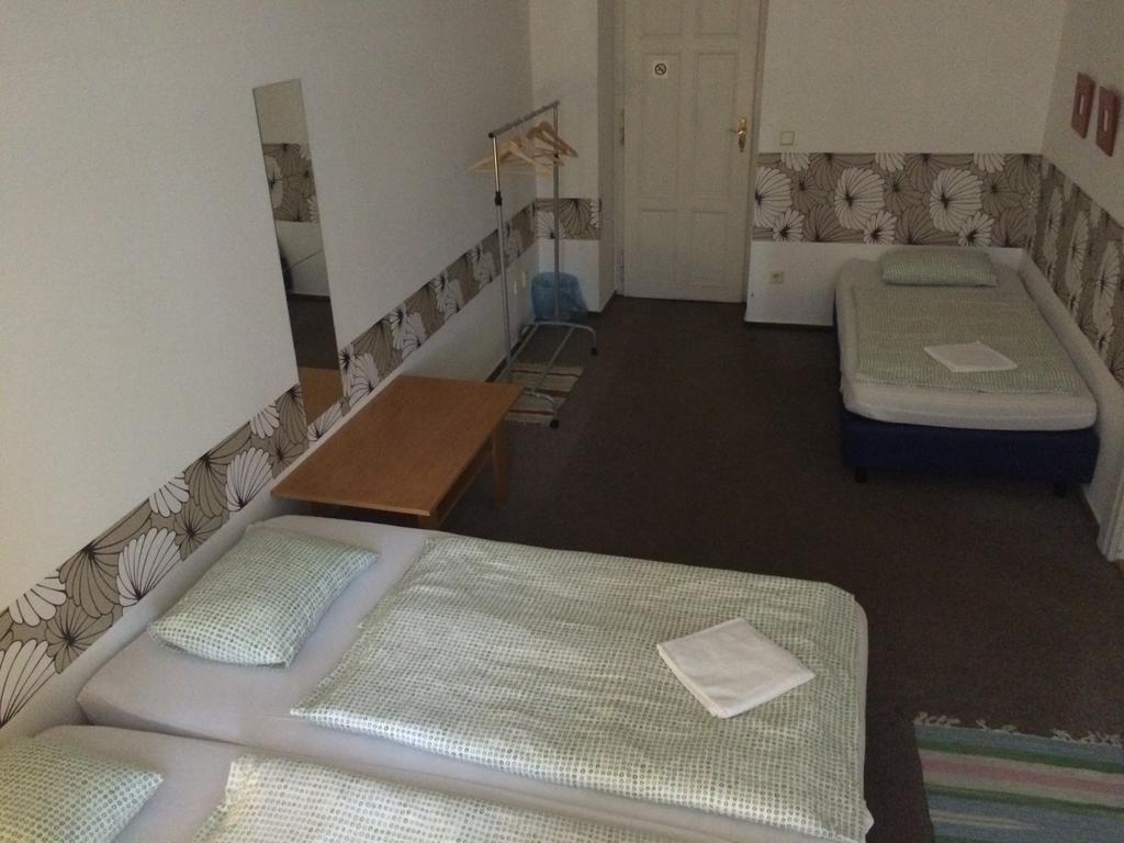 Charles Square Hostel Прага Экстерьер фото