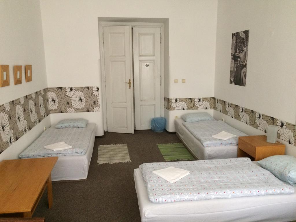 Charles Square Hostel Прага Экстерьер фото