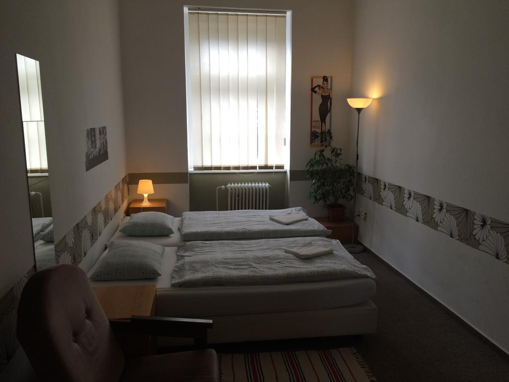 Charles Square Hostel Прага Экстерьер фото