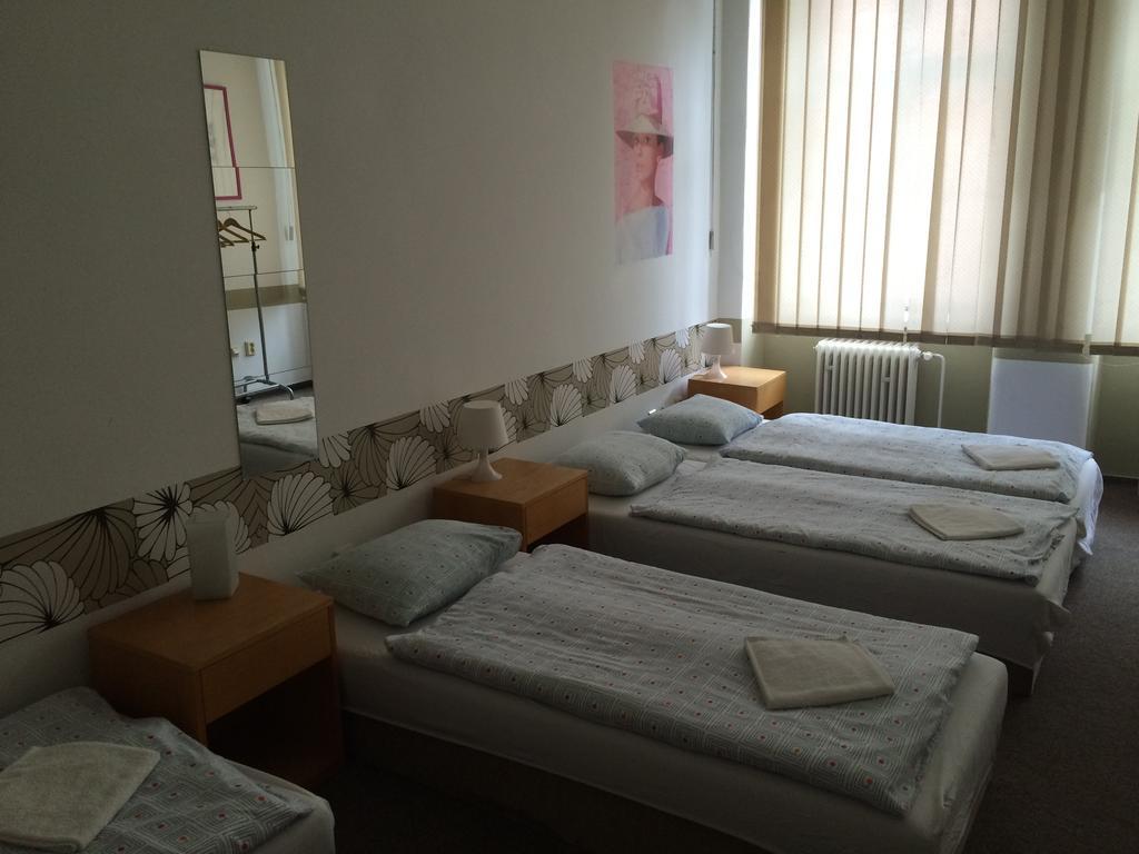 Charles Square Hostel Прага Экстерьер фото
