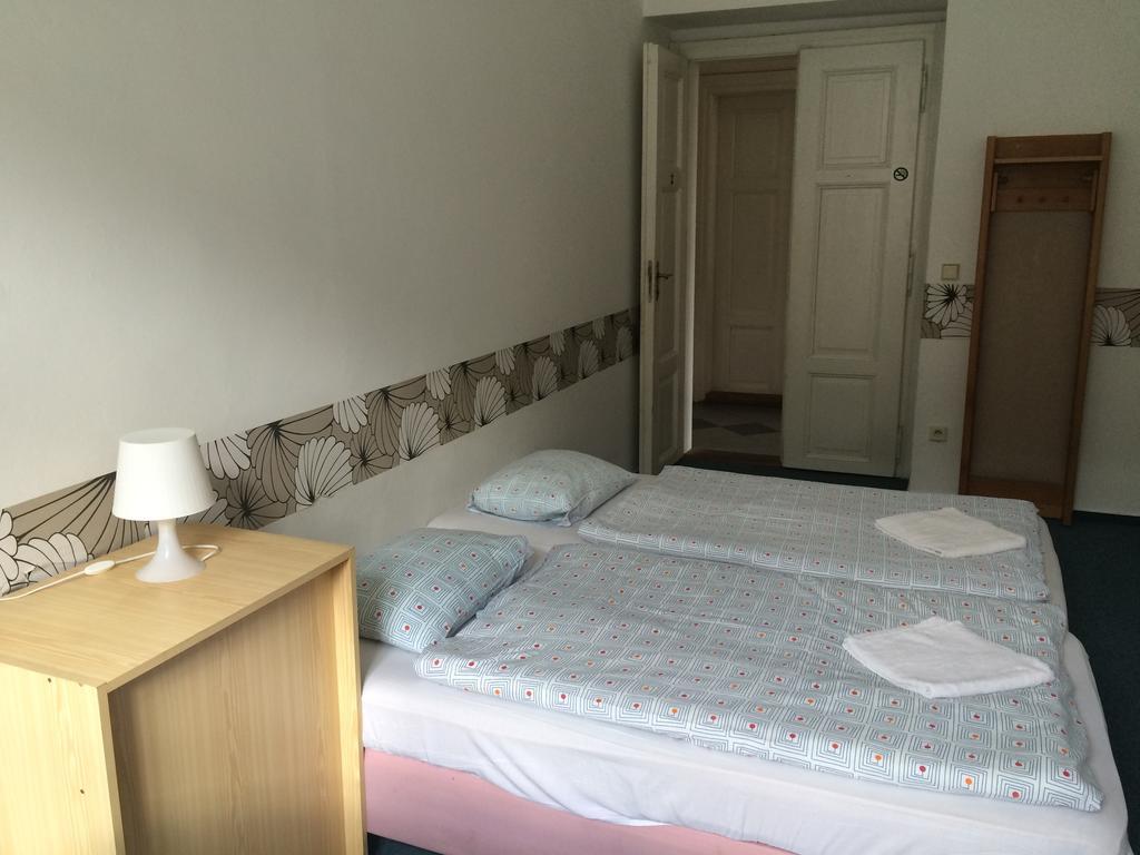 Charles Square Hostel Прага Экстерьер фото