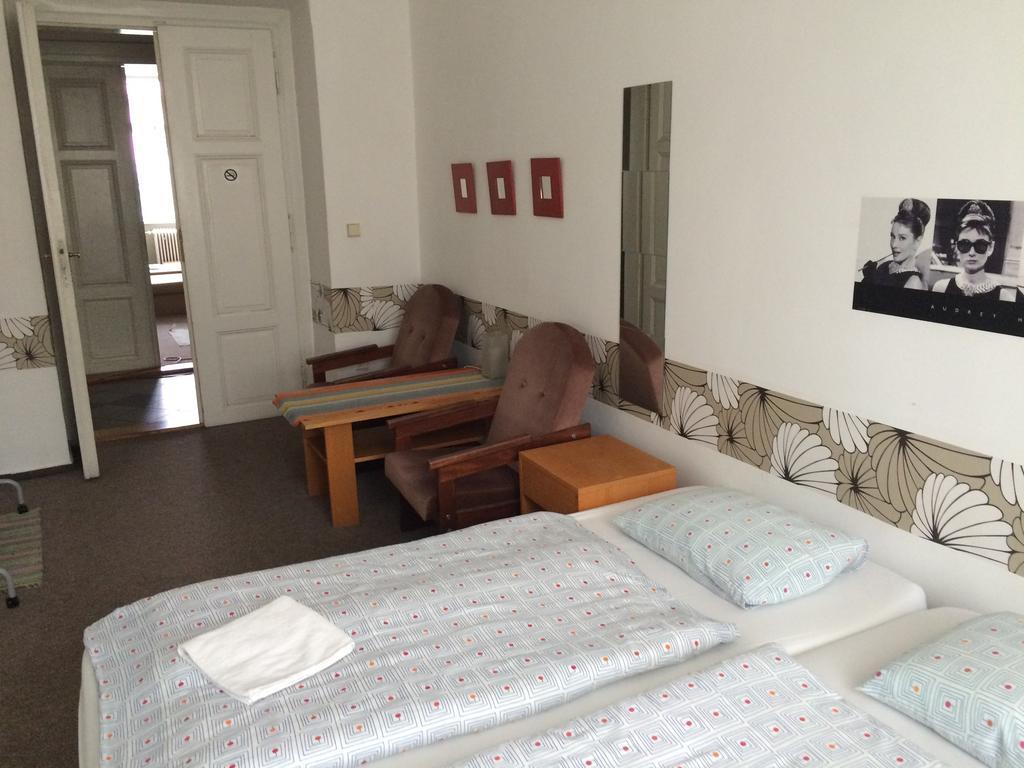Charles Square Hostel Прага Экстерьер фото