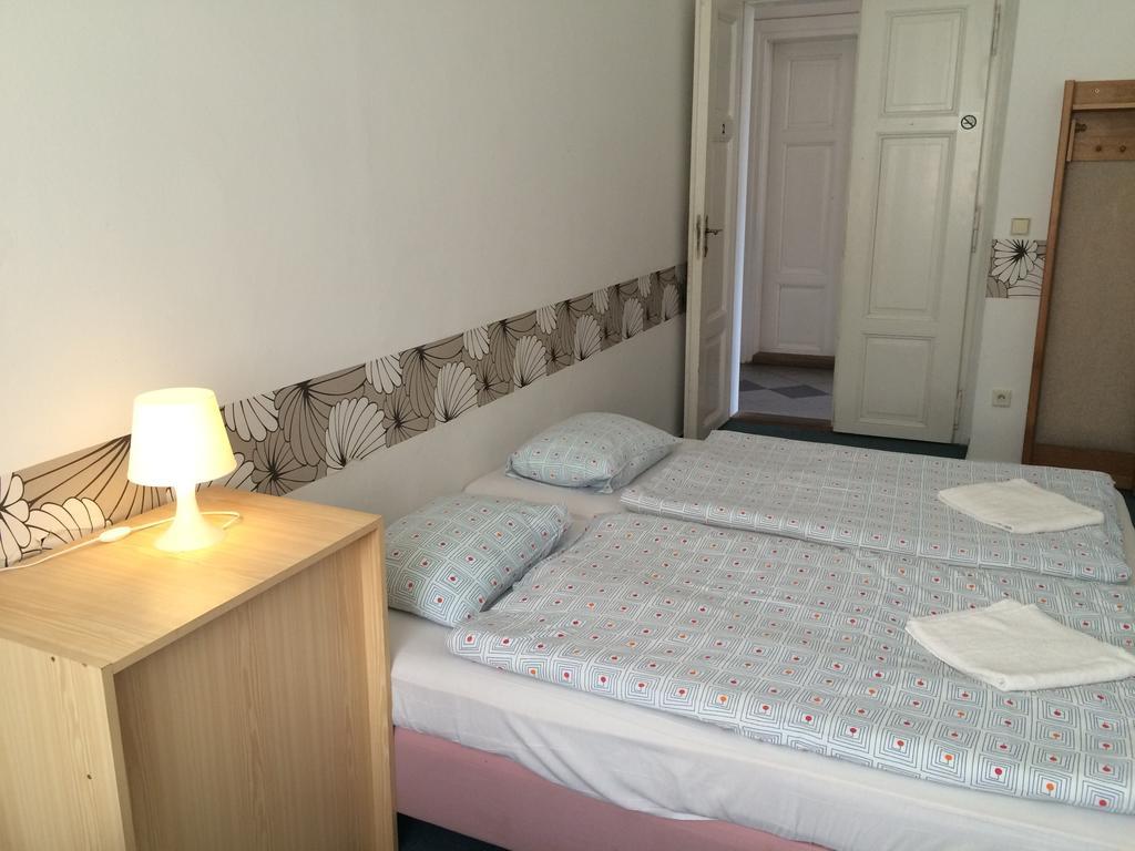 Charles Square Hostel Прага Экстерьер фото