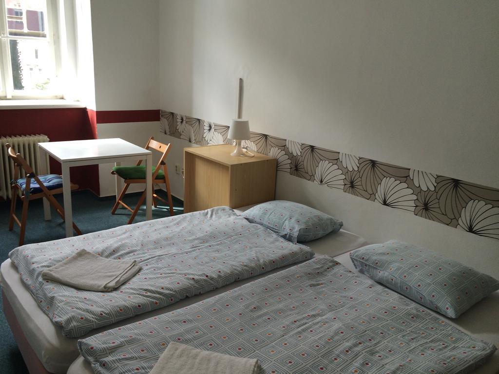 Charles Square Hostel Прага Экстерьер фото