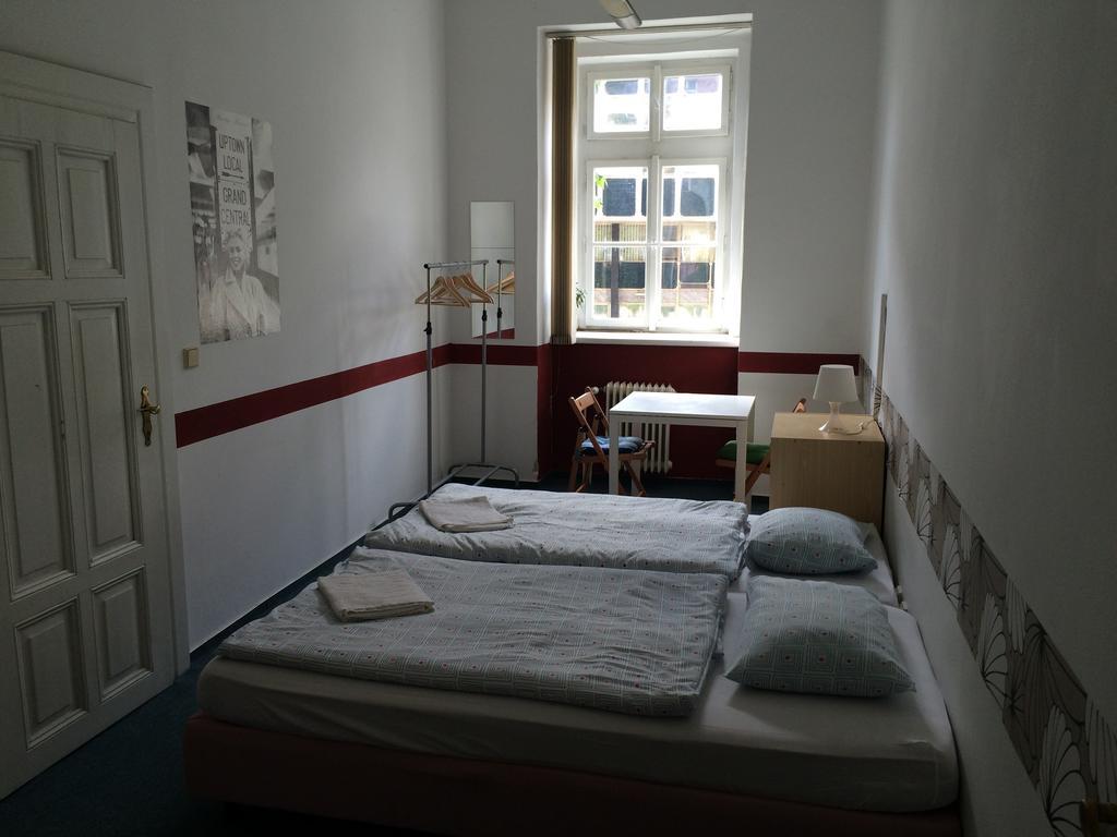 Charles Square Hostel Прага Экстерьер фото