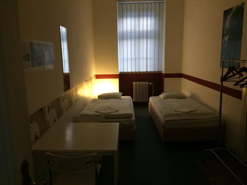 Charles Square Hostel Прага Экстерьер фото
