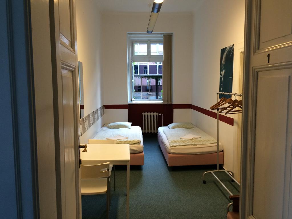 Charles Square Hostel Прага Экстерьер фото
