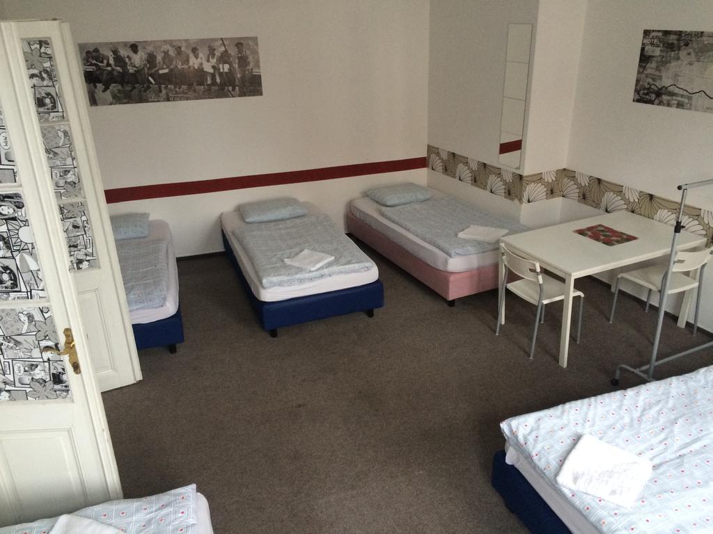 Charles Square Hostel Прага Номер фото