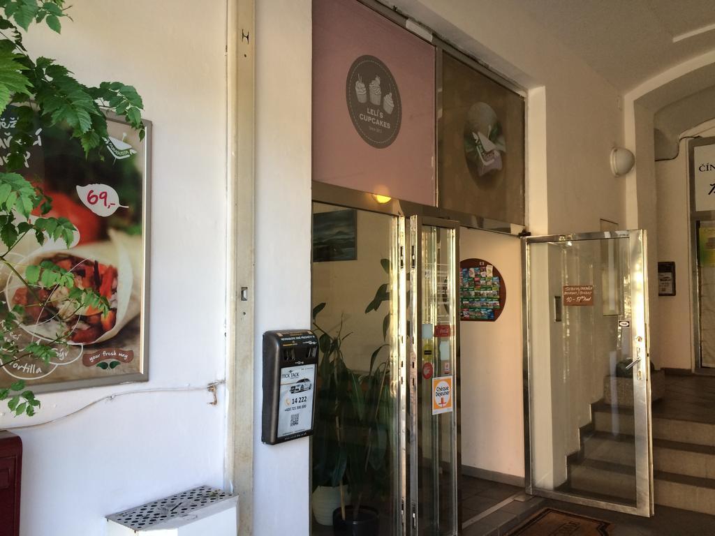Charles Square Hostel Прага Экстерьер фото