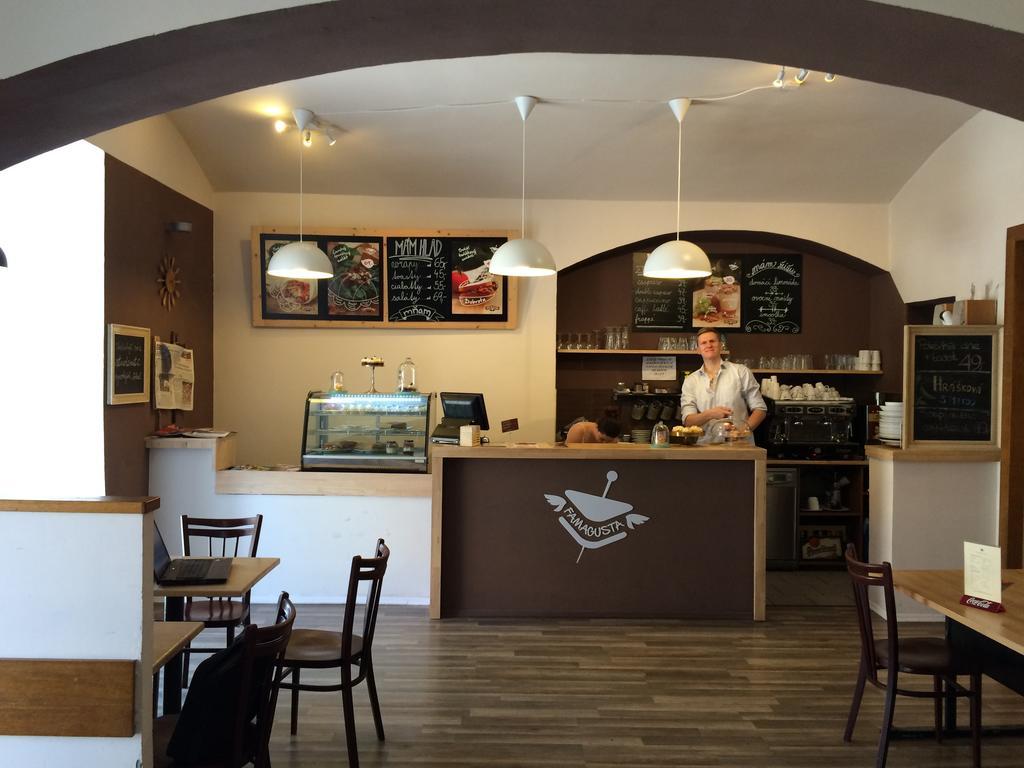 Charles Square Hostel Прага Экстерьер фото