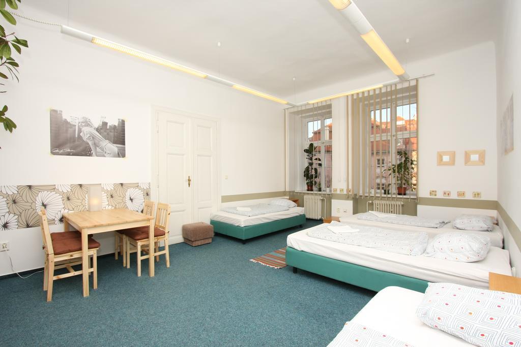 Charles Square Hostel Прага Номер фото