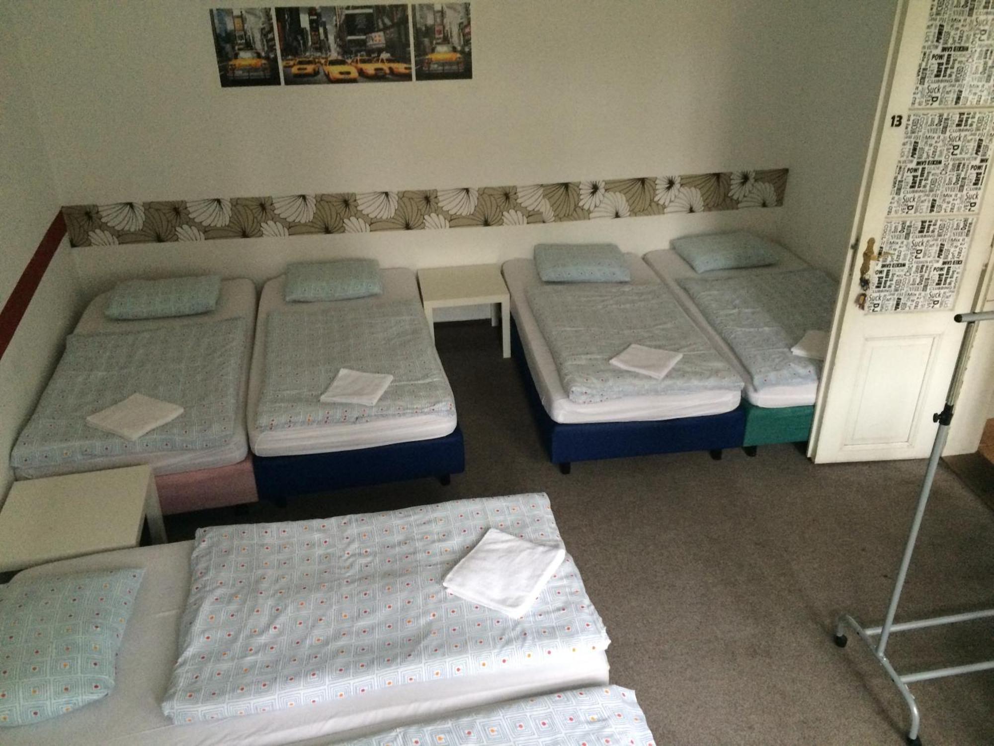 Charles Square Hostel Прага Номер фото