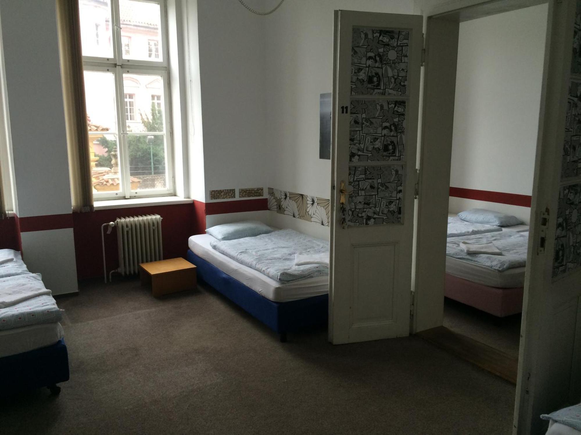 Charles Square Hostel Прага Номер фото