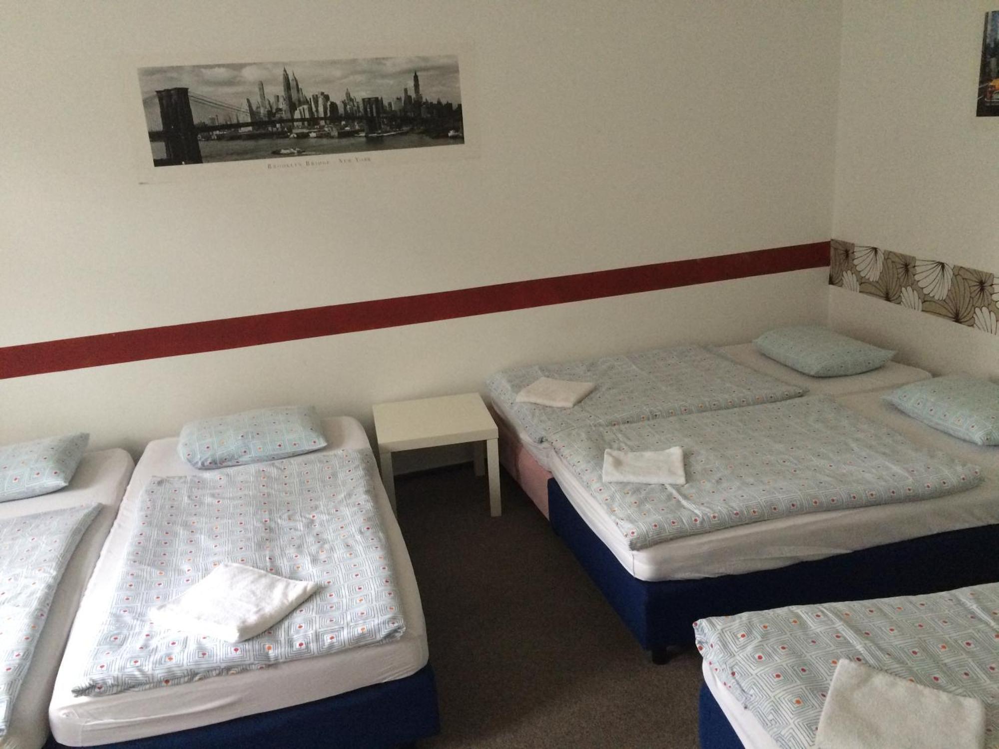 Charles Square Hostel Прага Номер фото