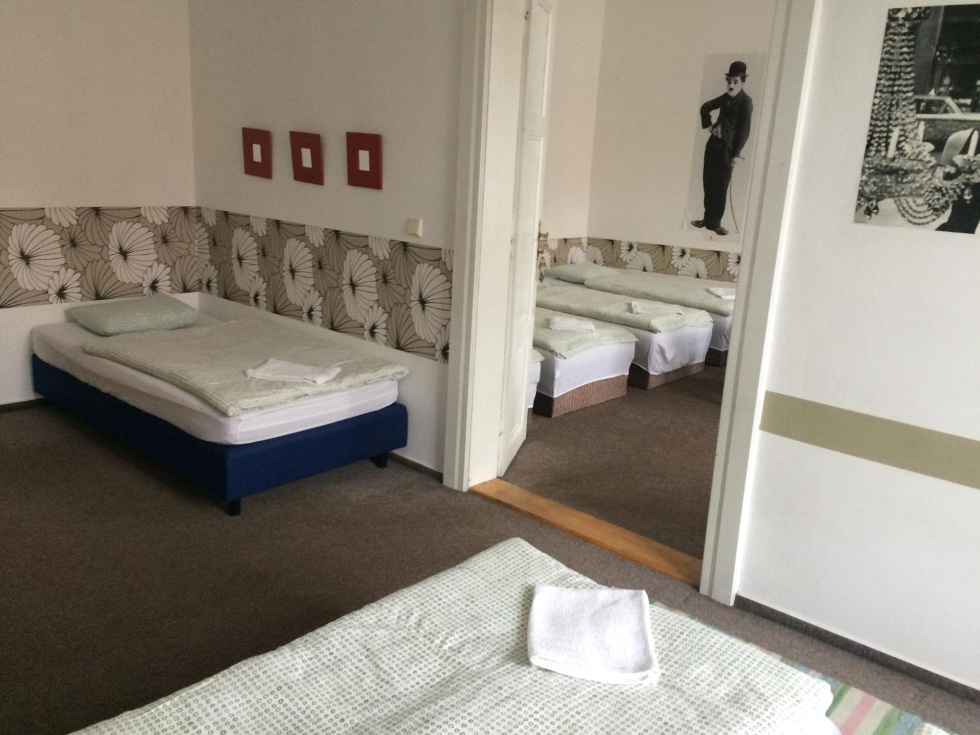 Charles Square Hostel Прага Номер фото