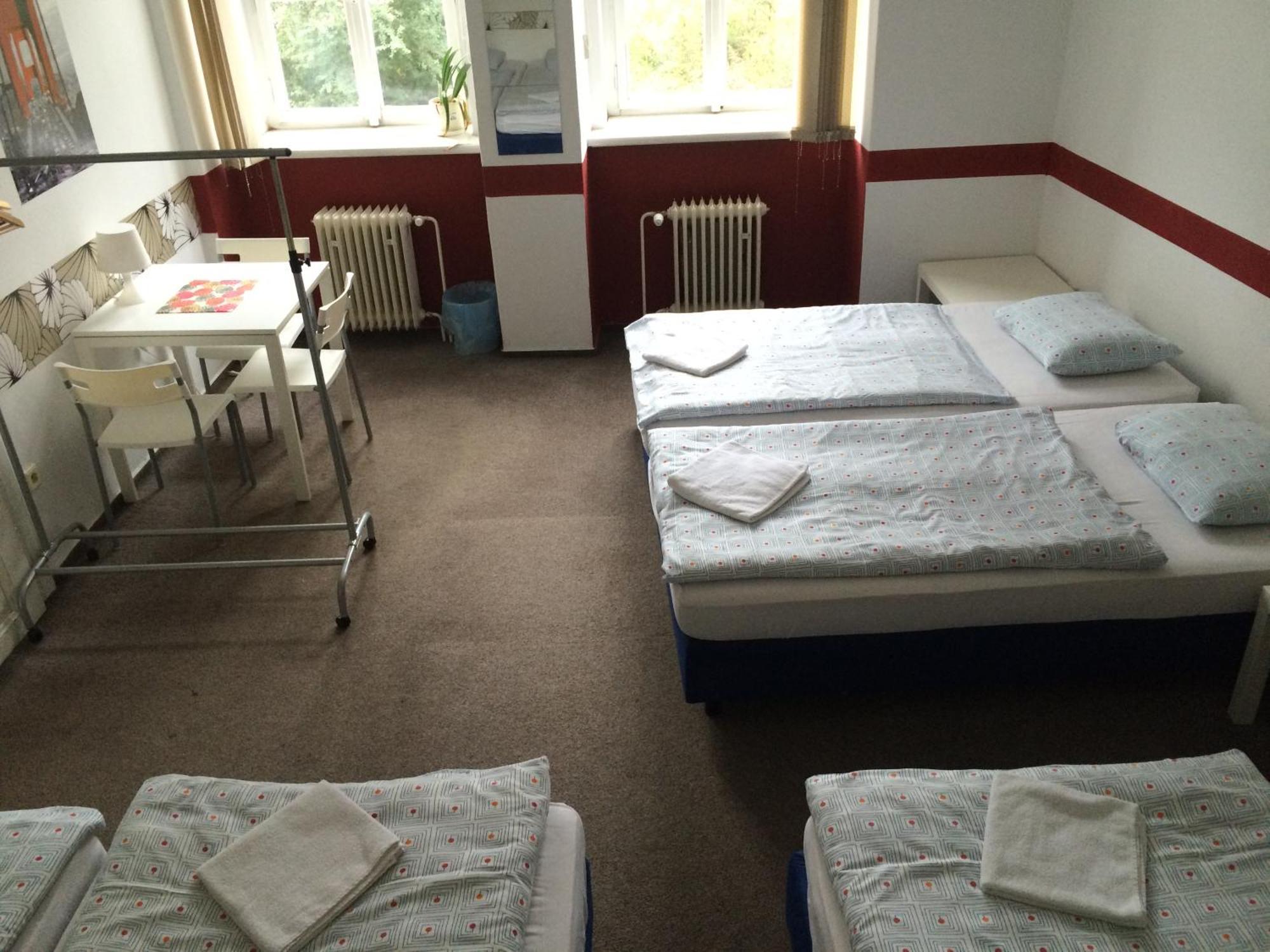 Charles Square Hostel Прага Номер фото