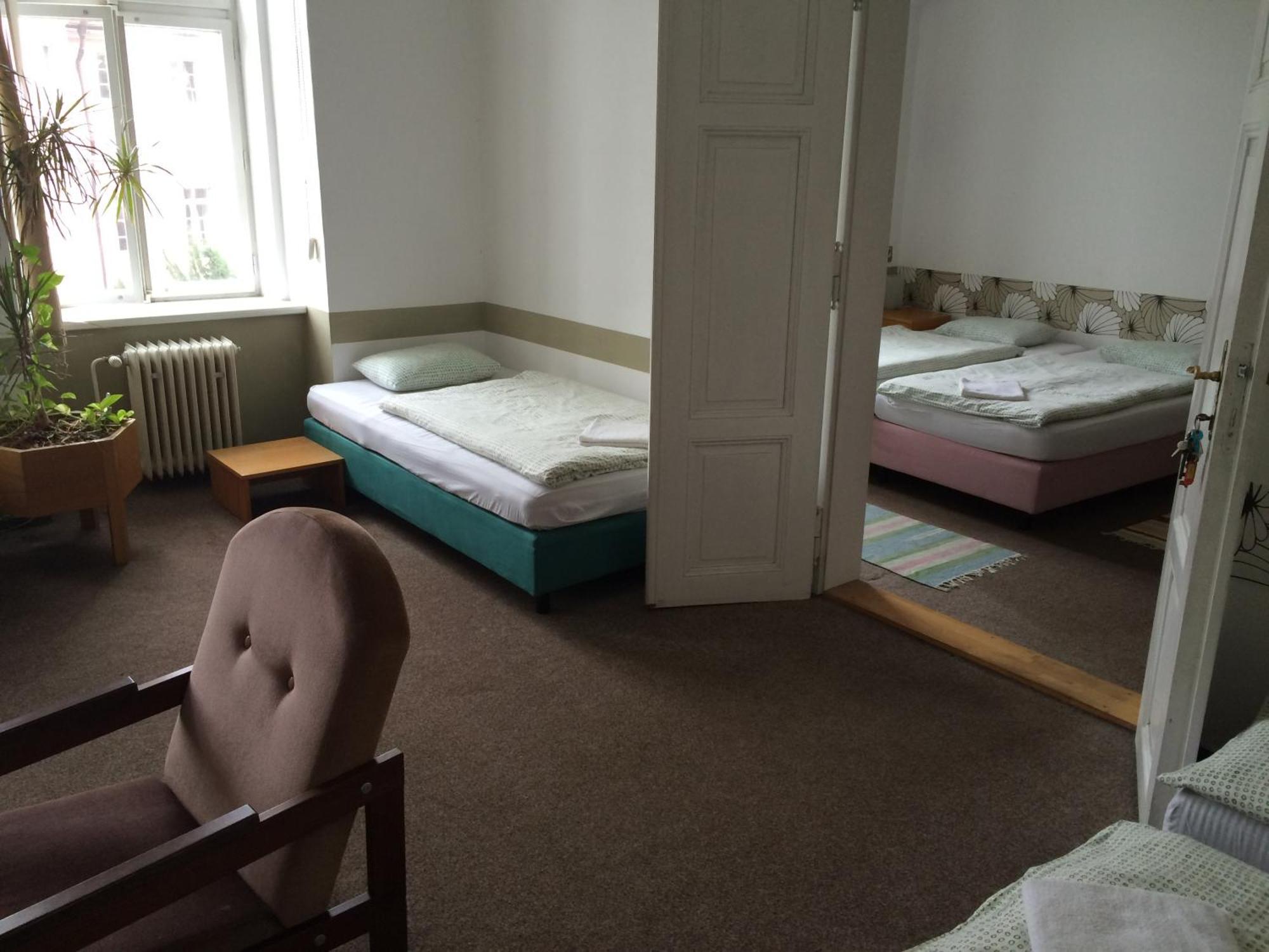 Charles Square Hostel Прага Номер фото