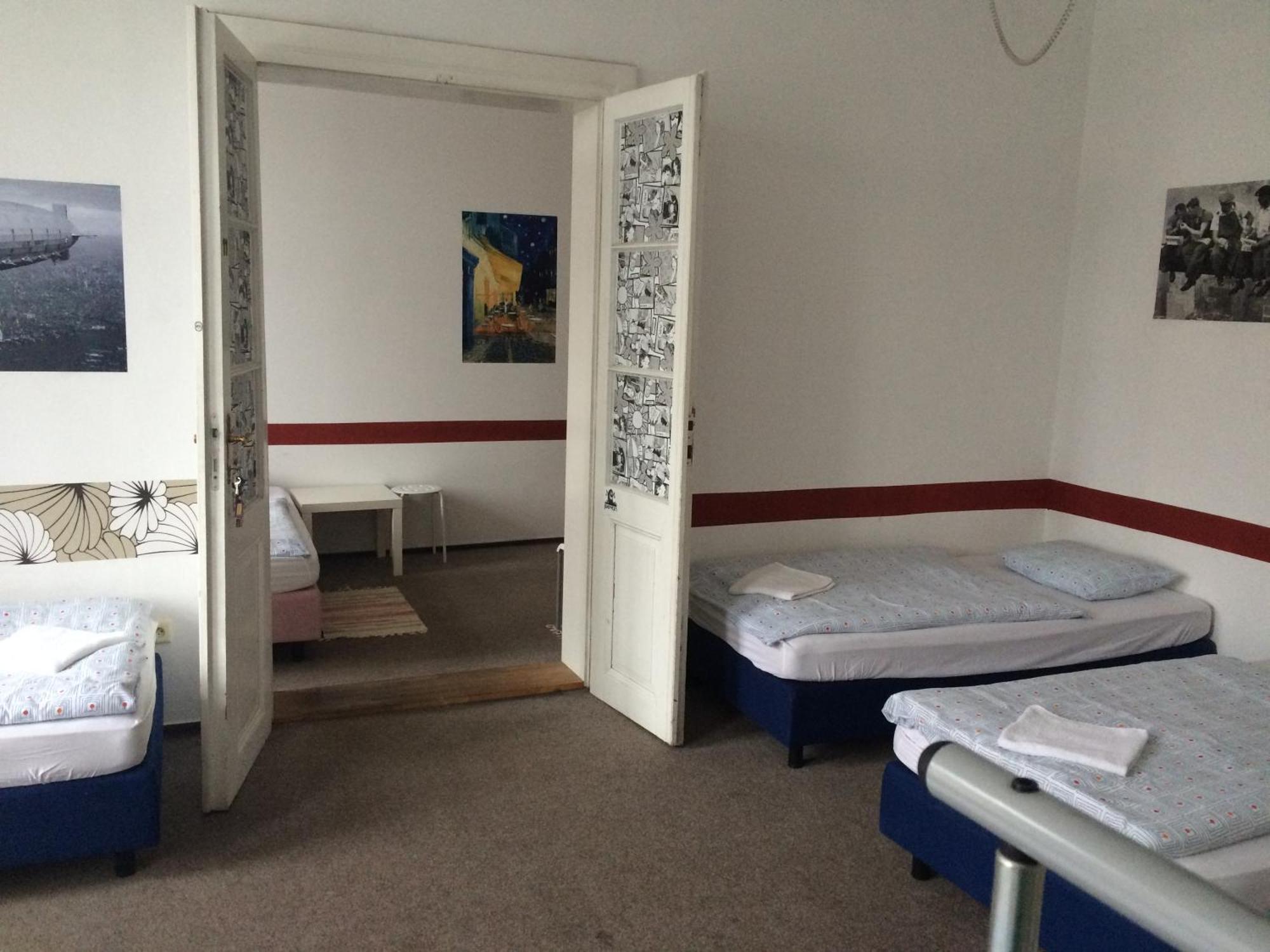 Charles Square Hostel Прага Номер фото