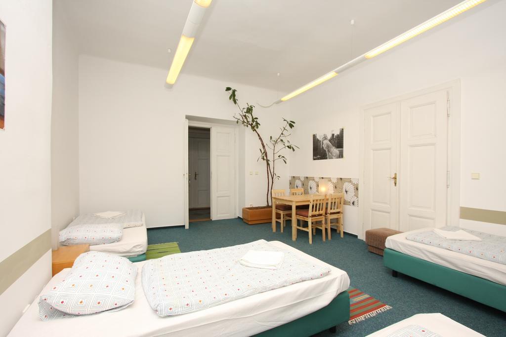 Charles Square Hostel Прага Номер фото