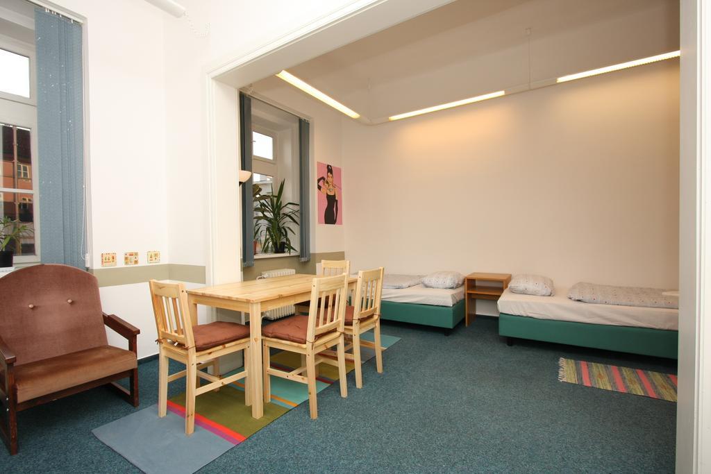 Charles Square Hostel Прага Номер фото