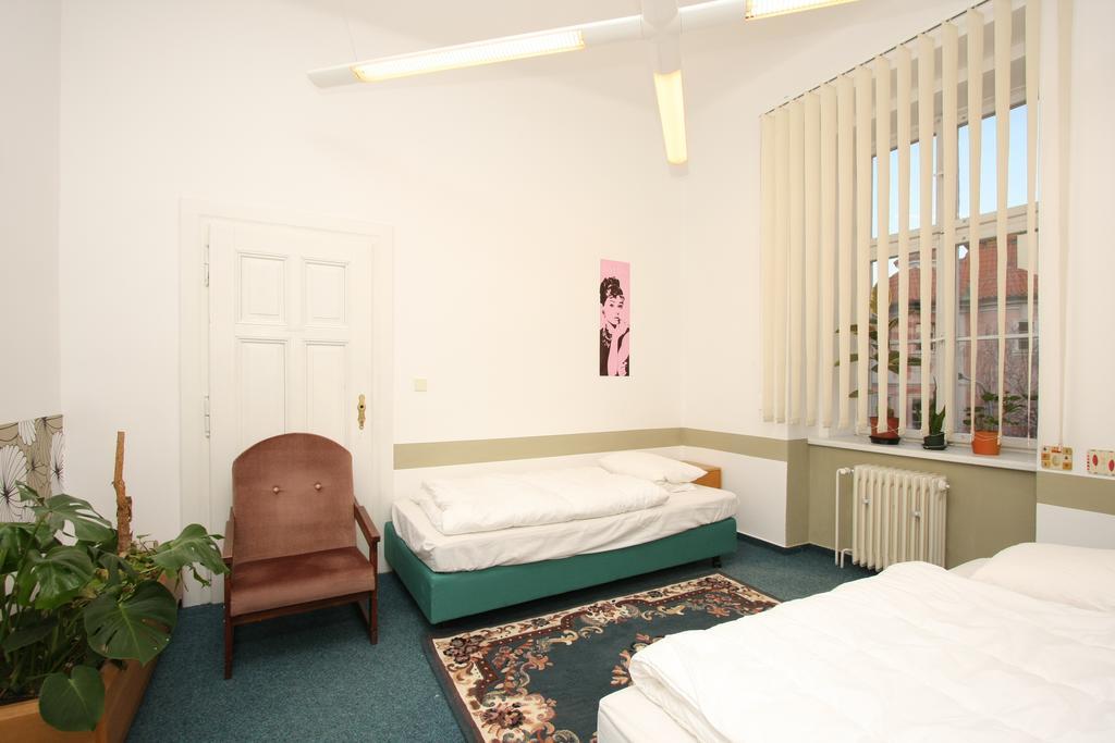 Charles Square Hostel Прага Номер фото