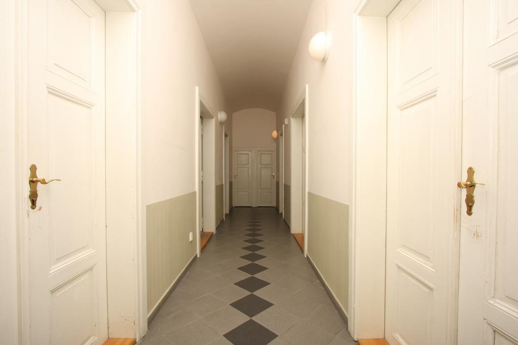 Charles Square Hostel Прага Экстерьер фото